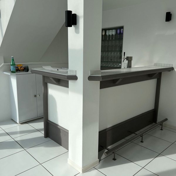 Volleinklebung einer völlig vergilbten Theke