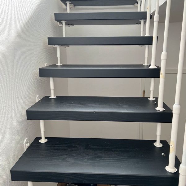 Folierung von abgenutzen Treppenstufen in Holzoptik